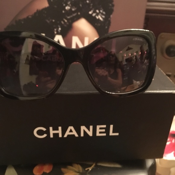 Black Chanel chain link with enamel Sunglasses - Picture 2 of 4